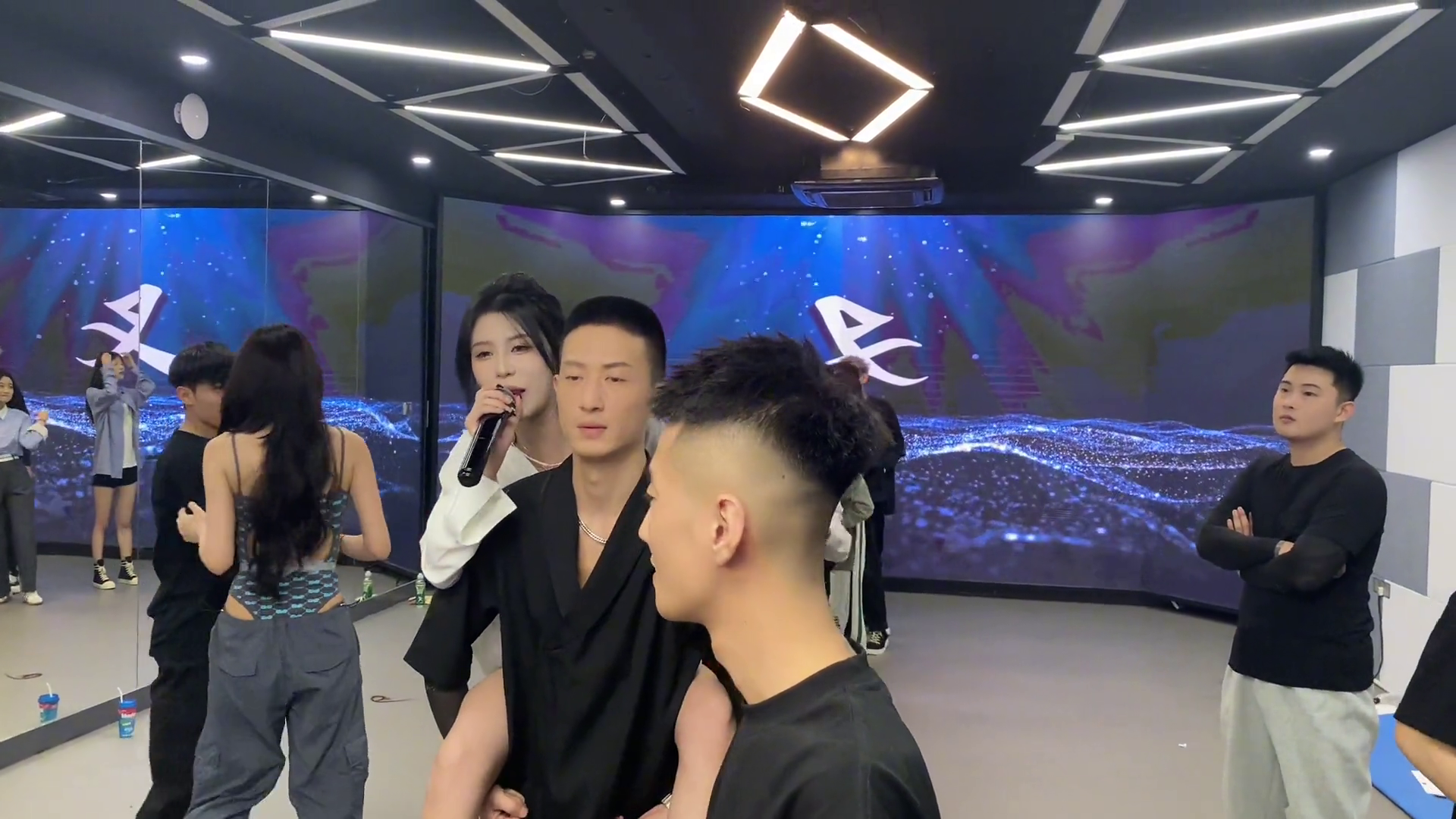 今日开场麦刘叉叉团队叉家直播回放多才多艺