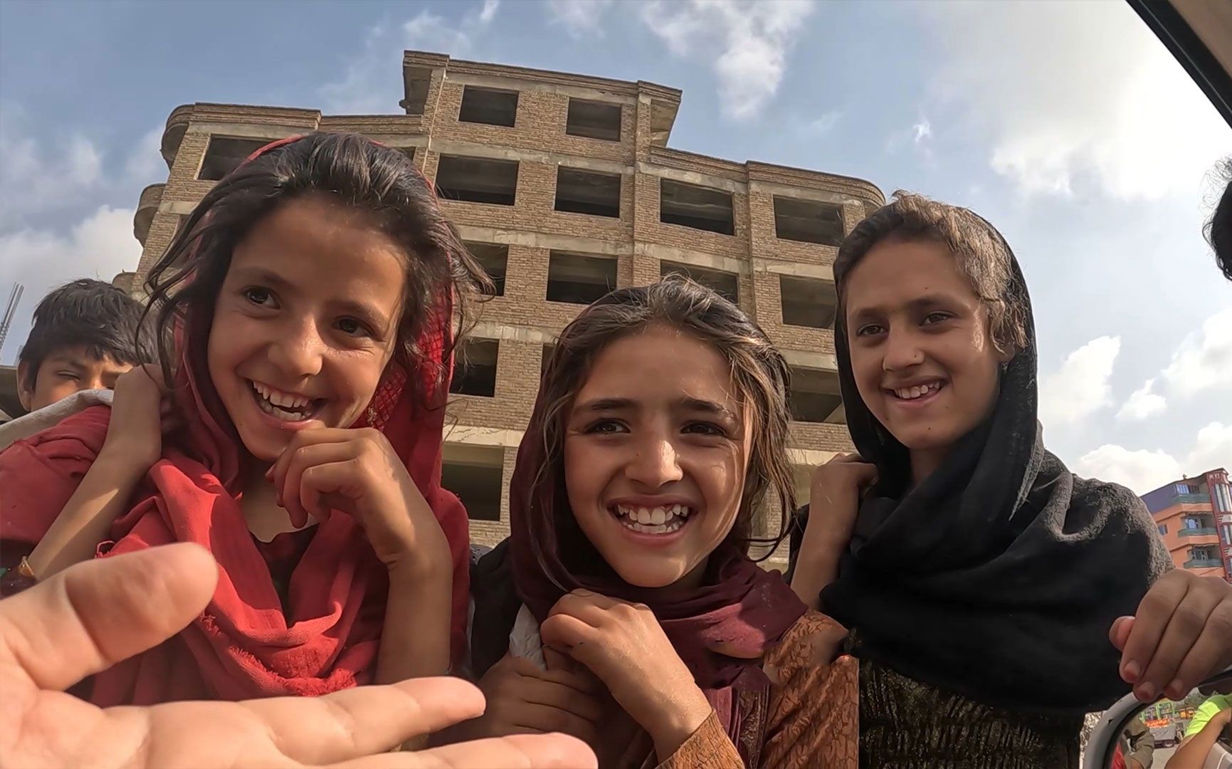 凌晨4点出门捡废品,饿着肚子光着脚,这就是阿富汗小孩的童年