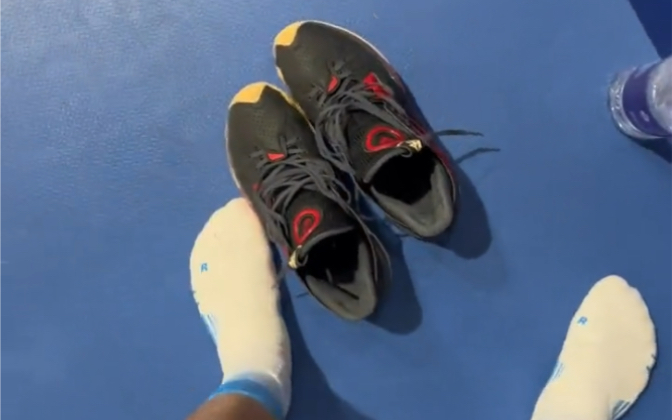 体育生的球鞋臭不臭闻了才知道.