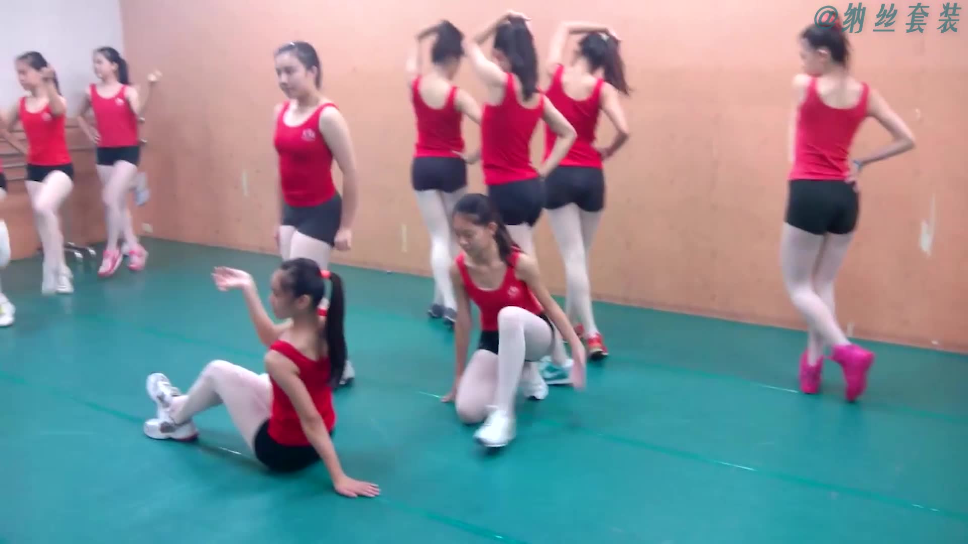 大学生艺术生白丝运动鞋爵士舞训练日常