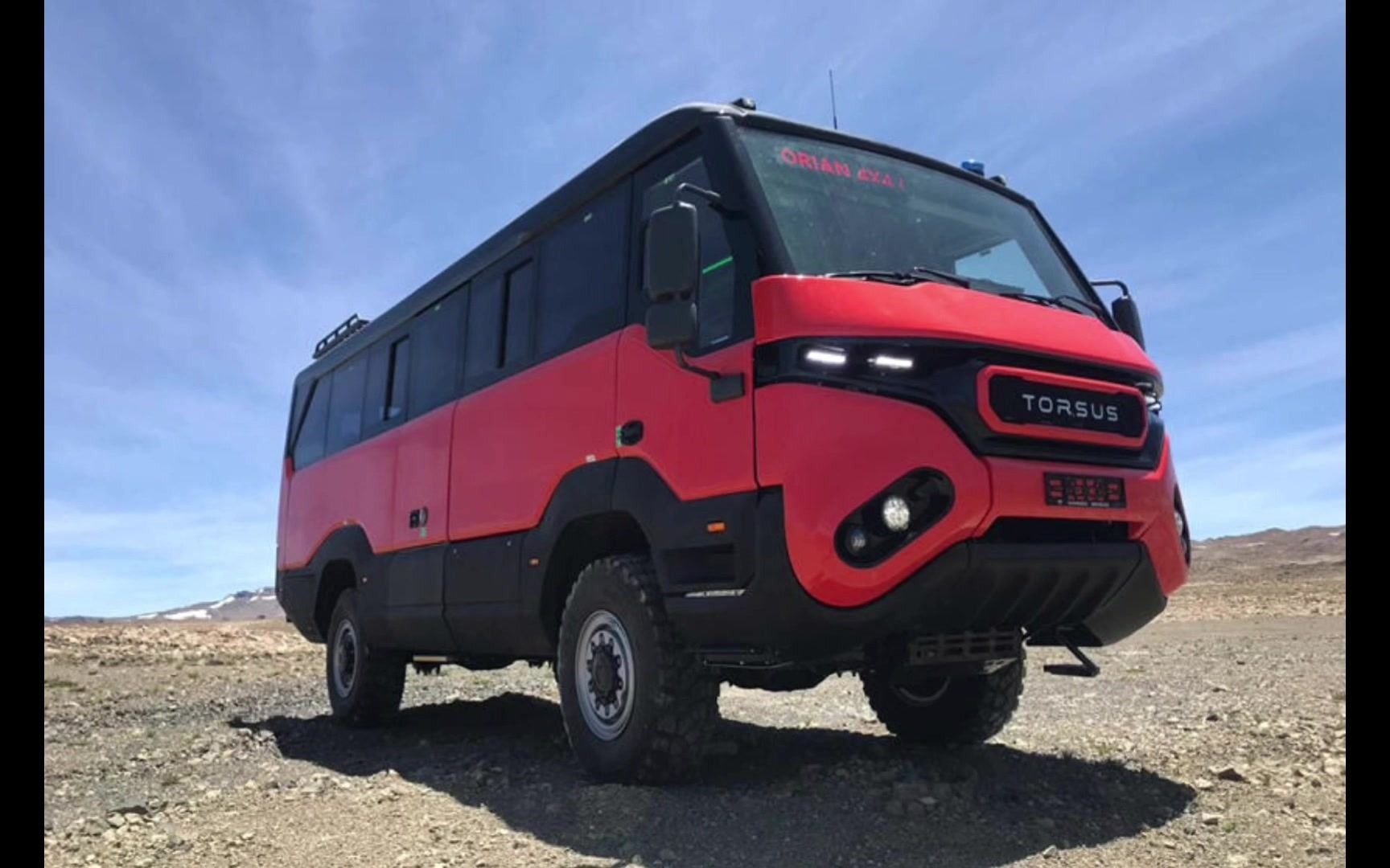 这或许是世界上最会越野的大巴车,竟然还是辆校车