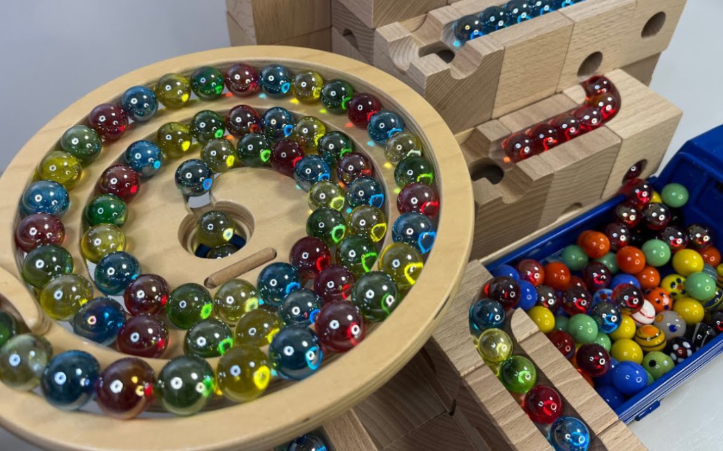 儿童喜欢的实木滚珠轨道弹珠滑梯旋转玩具积木
