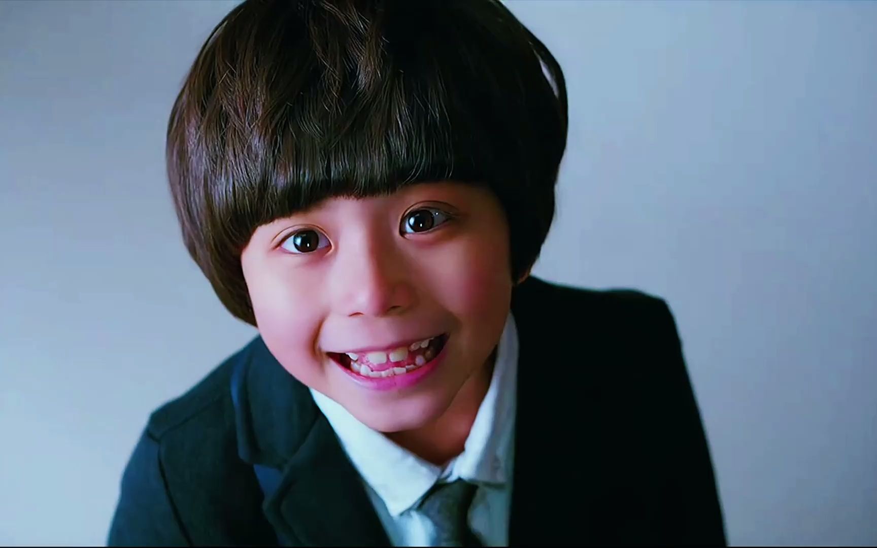 一个超可爱的韩国男孩去中国找父亲在机场机智回答成功骗过安检