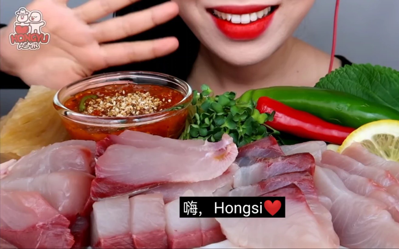 HONGYU 小姐姐生食比目鱼,搭配青红辣椒!脆脆糯糯的咀嚼音,好看又好吃!哔哩哔哩bilibili