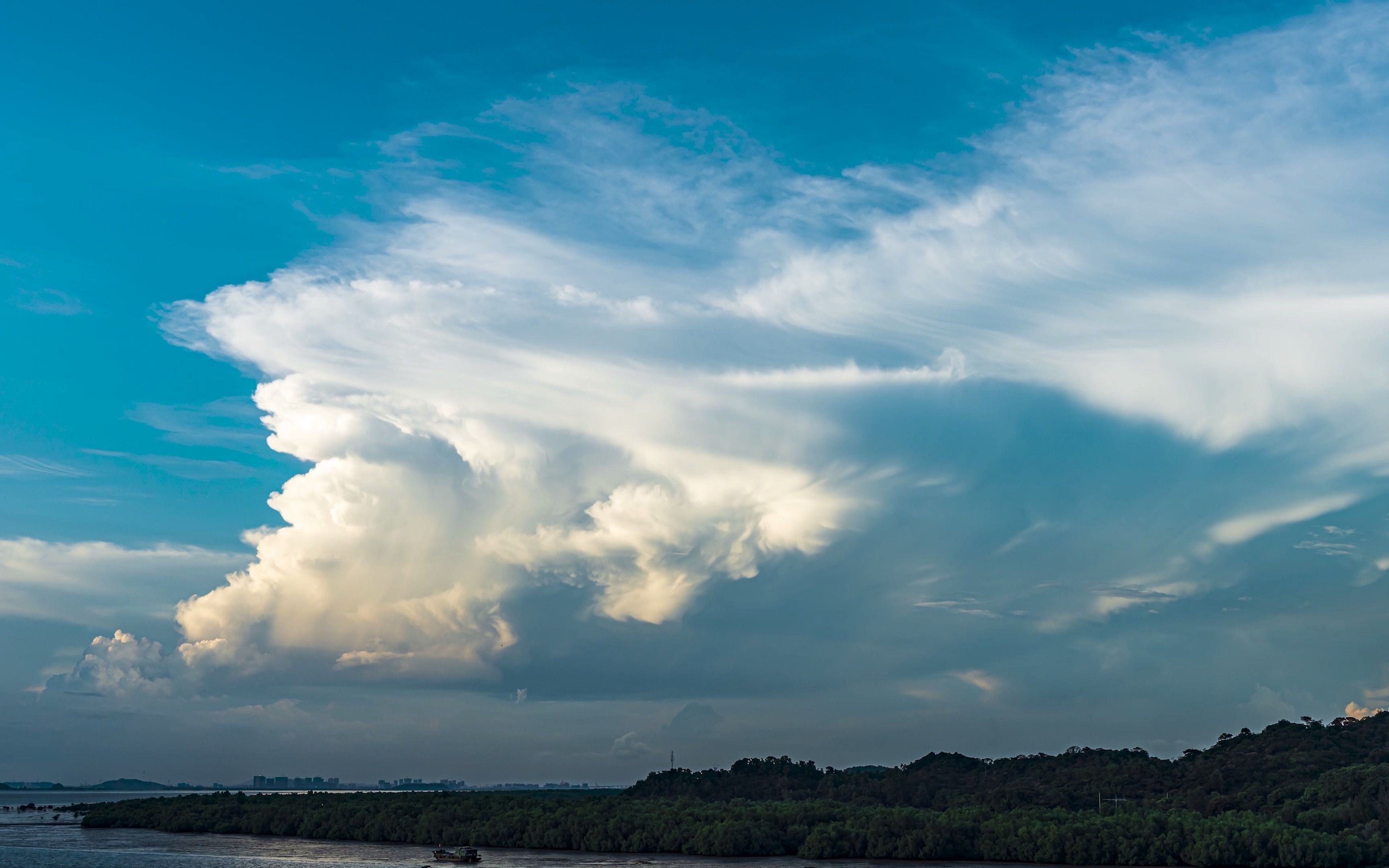 云砧清晰可见的一块积雨云的发展与衰退