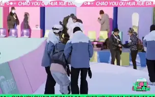 Video herunterladen: 【虞书欣×林一】 超滑家族氛围感十足，林一 王彦霖 拉着虞书欣 打出溜滑的亚子好有feel，是谁又羡慕了.