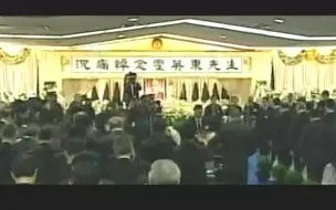 下载视频: 2006年霍英东去世，霍启刚手捧遗像，何鸿燊和李嘉诚扶灵堪比国葬