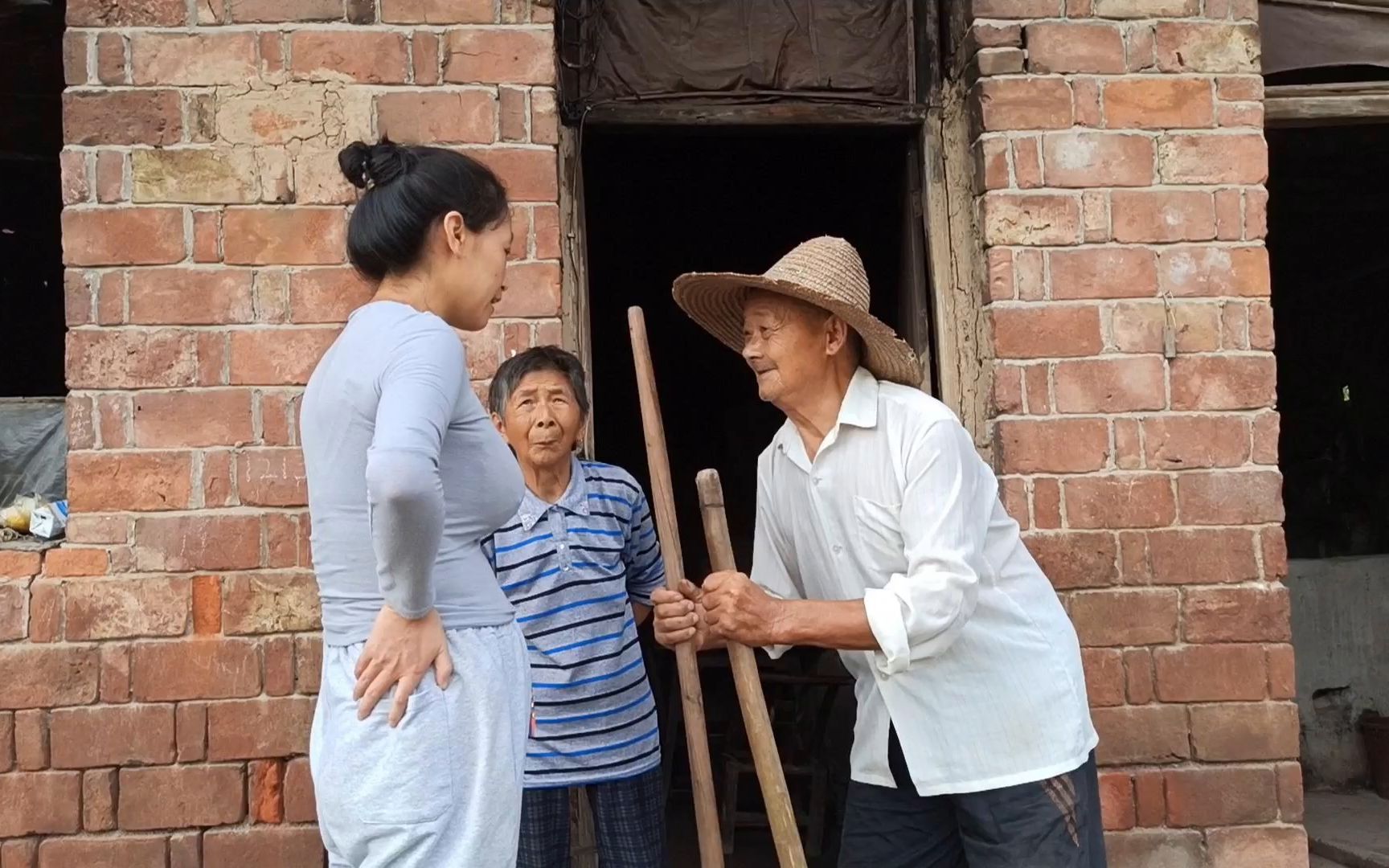 住在农田中的人家,过着简朴的生活,相互扶持安享晚年哔哩哔哩bilibili