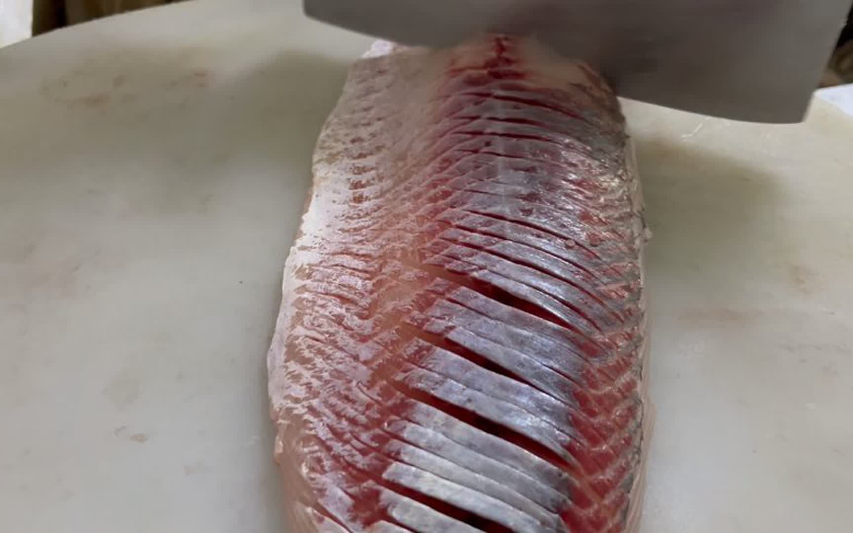 在横县吃鱼生,鱼扣是越大块越有口感,只要吃过一次都赞不绝口