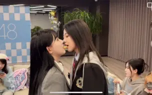 Download Video: 最佳拍档做游戏 李慧&芦馨怡俩人一起吃Pocky～ 😲🤣🤣