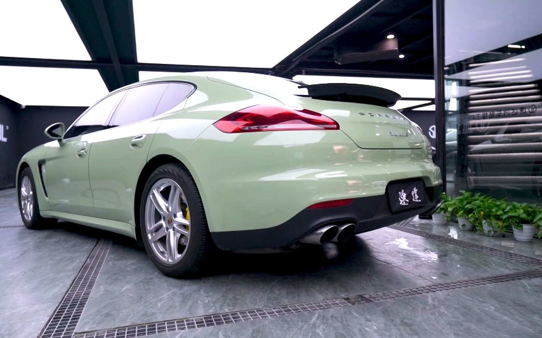 保时捷帕拉梅拉改色深灰绿车衣案例宣传视频
