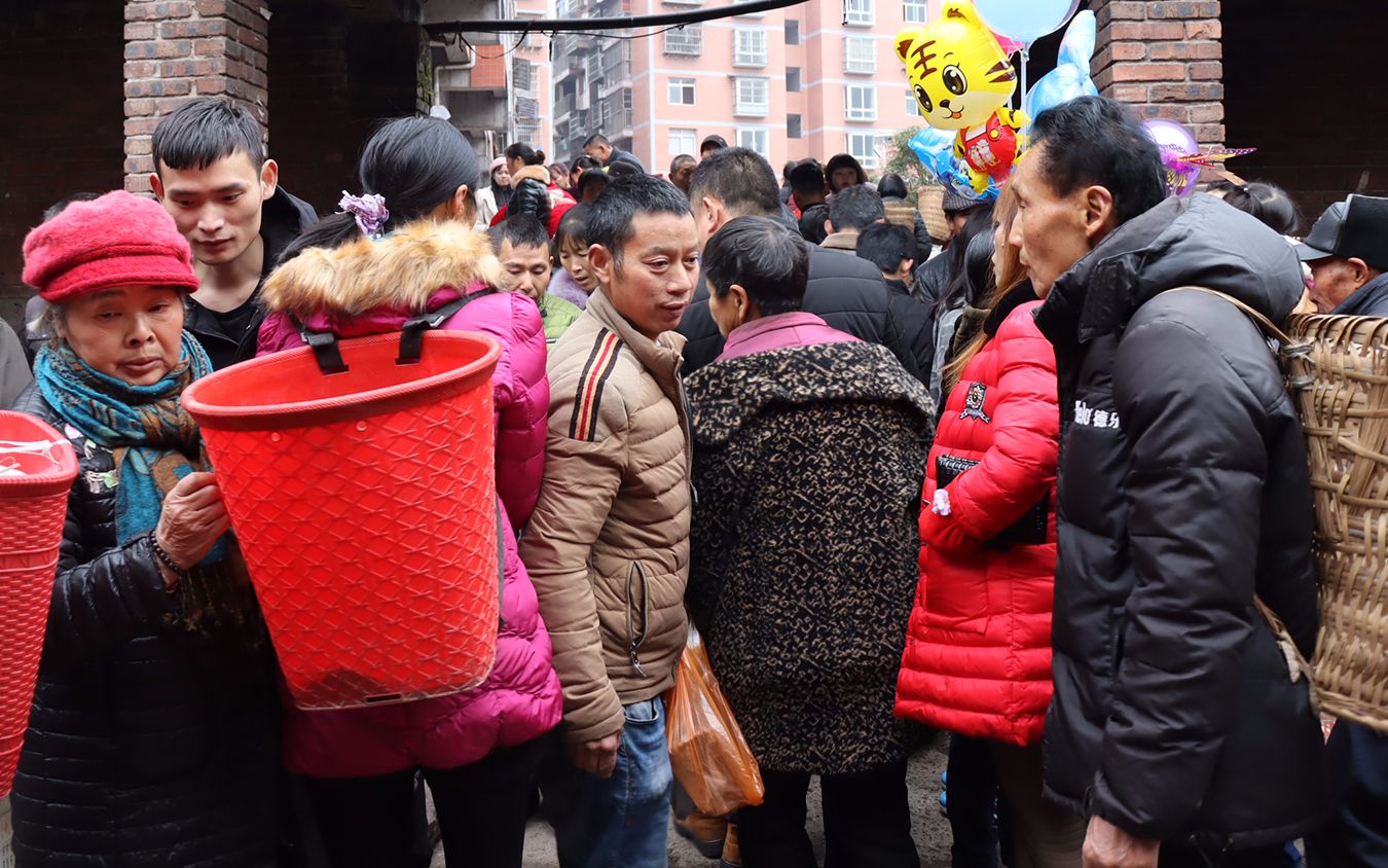 [图]空前热闹的赶场，还是农村的年味浓！挤来挤去，我们都会买些啥