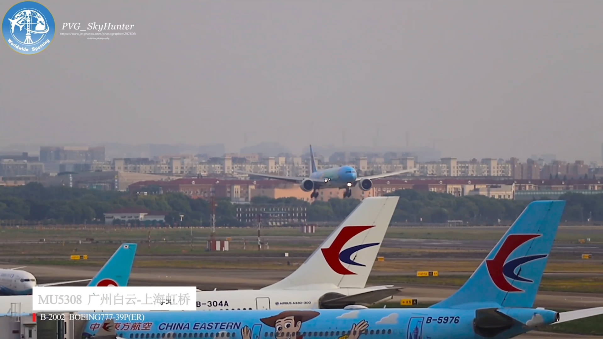 b77w|东航77w"ciie"进博号彩绘配着绝美夕阳落地上海虹桥机场!