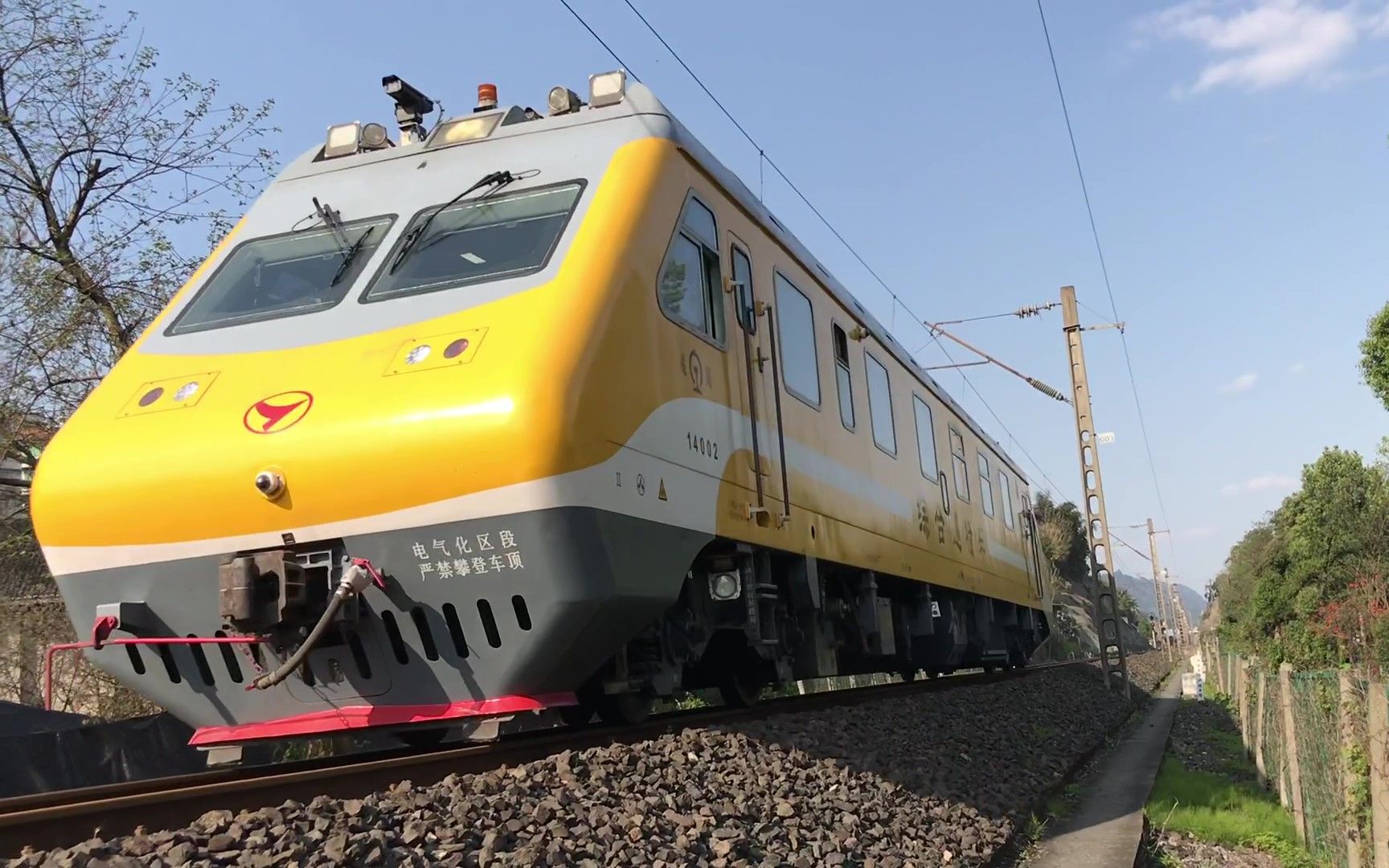 内昆铁路成局综合巡检车一般通过