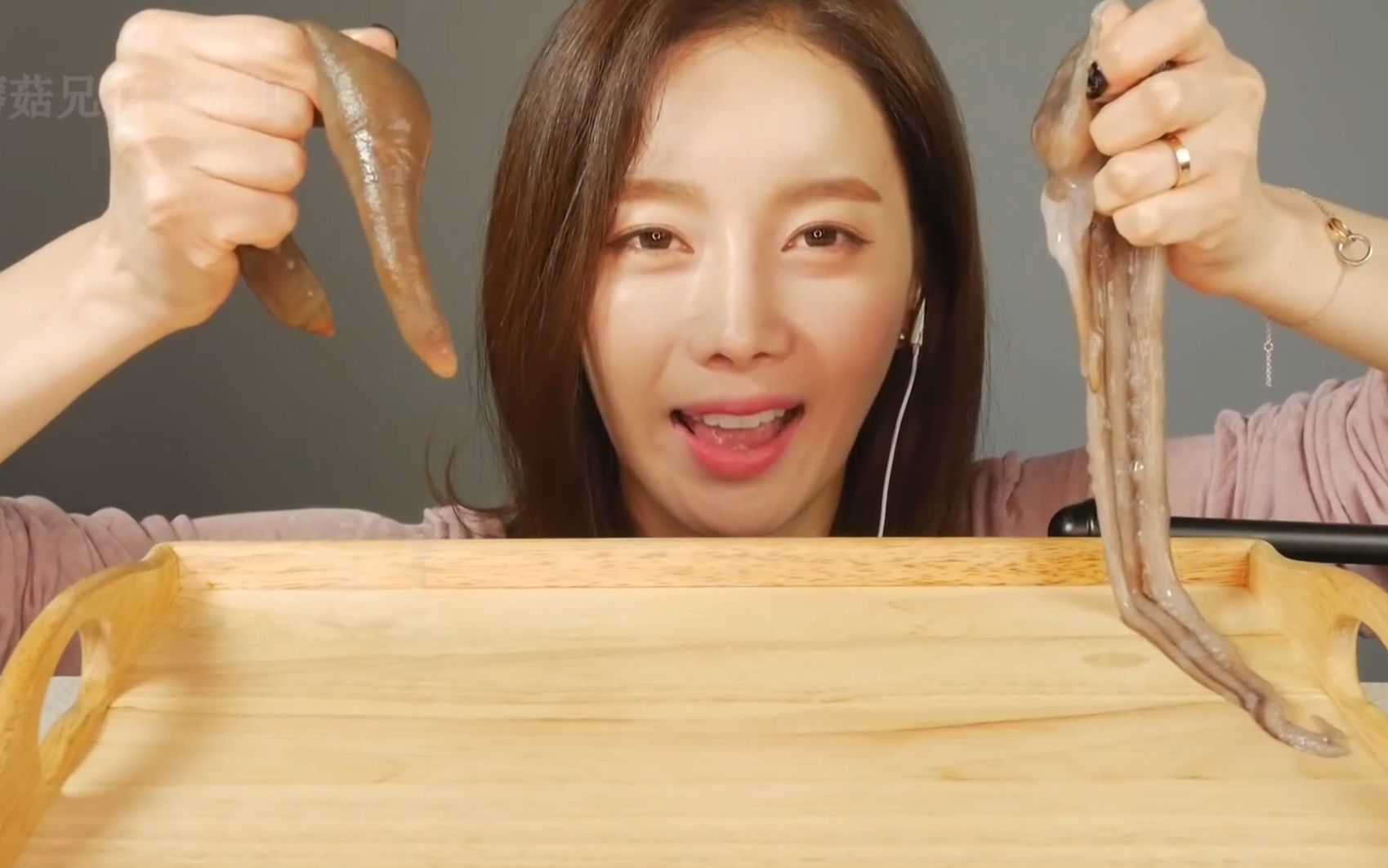 ssoyoung【中文字幕】暗黑系章鱼姐又来啦~一手章鱼一手海肠拌着吃