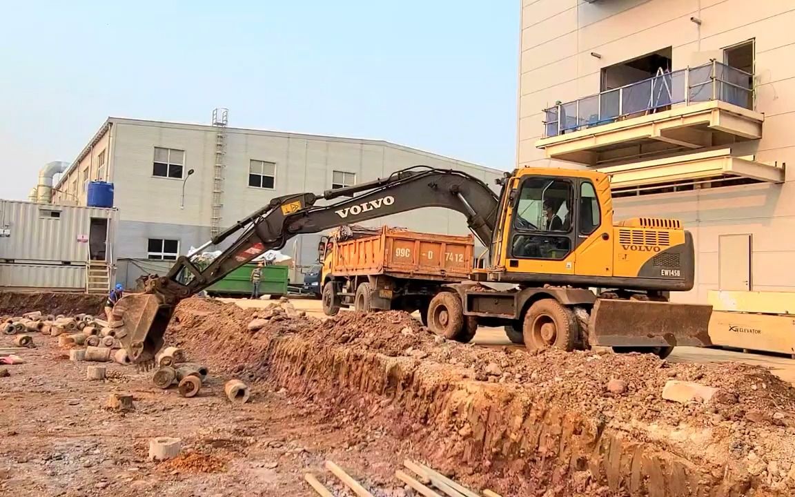 沃尔沃ew145b轮式挖掘机在越南建筑工地施工