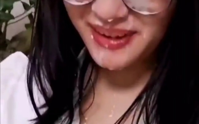 美女喂猪，没想到被喷了一脸…液