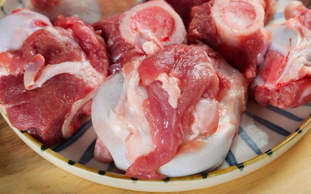 纯脚筒骨汤是一种非常有营养价值的汤品,它的主要