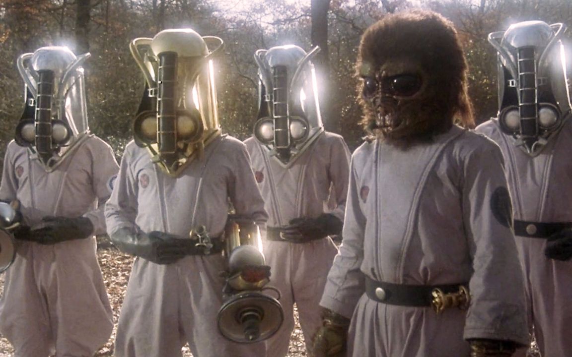 【穷电影】士兵救了一个长相怪异的外星人,当知道他的真实身份后,呆住