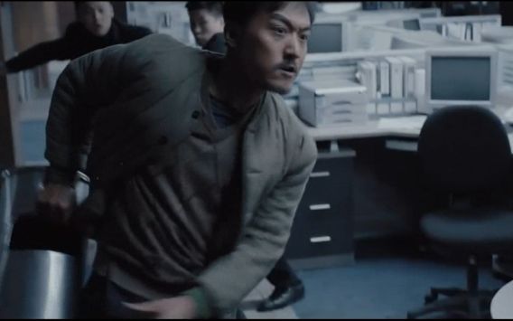 《暴裂无声》精彩片段：男主一人吊打整个办公室的人