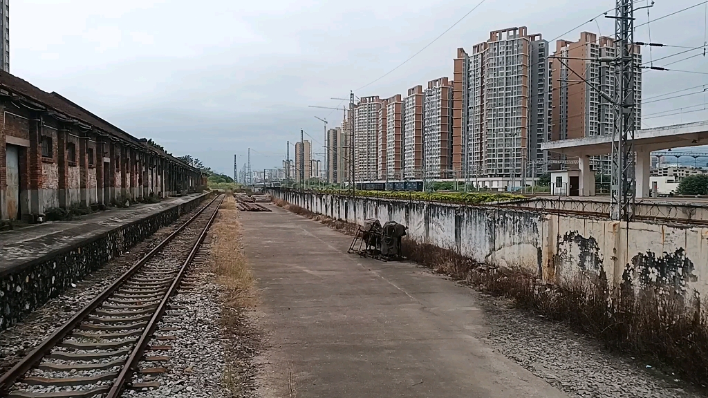 宁局邕段hxd3c 0886牵引客车k229次昆明到厦门北进贵港站5站台办理