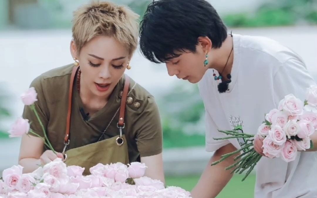 宁静不舒服,丁真主动帮捶背,被赞暖心!