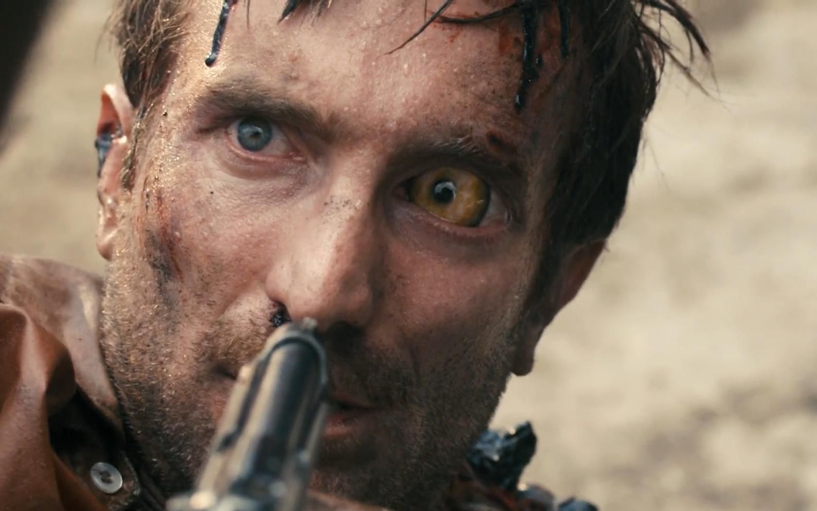 《第九区》:男子感染外星人病毒,逐渐变异成了香喷喷的外星大龙虾,无