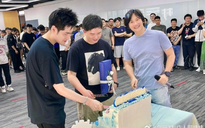 西山居ceo郭炜炜为尘白禁区制作组颁奖 木木 冲冲