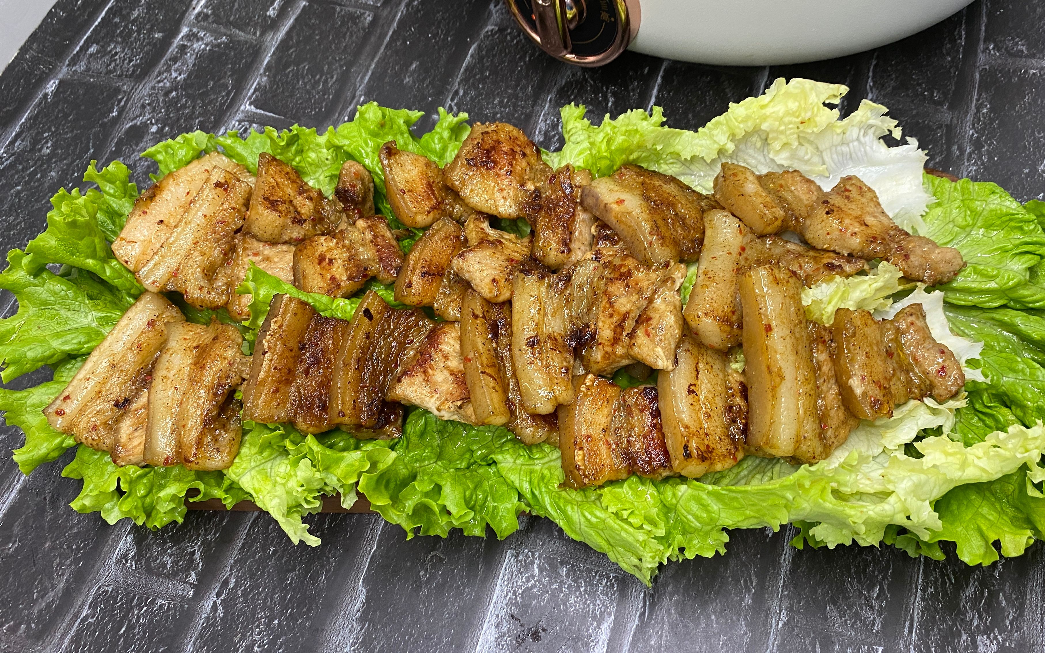 天冷不愿意出门,4口窝在家里吃烤五花肉,火烧夹生菜包肉是绝配