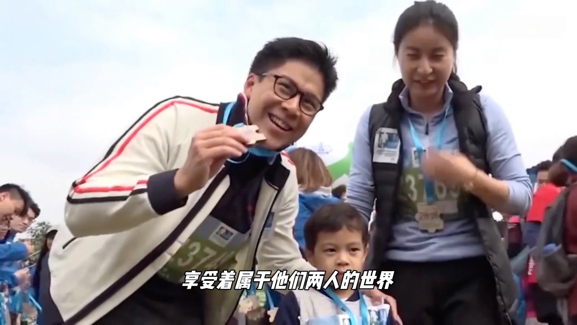 霍启刚郭晶晶秀恩爱,简单幸福就是最好的庆祝