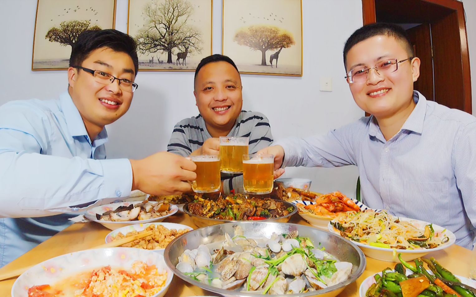 两桥小舅子来家吃饭,炒小公鸡炖大虾吃毛蛋,三个人喝啤酒喝美了