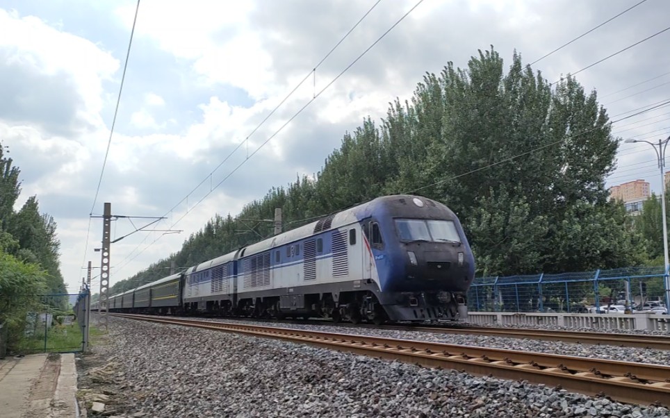 沈局梅段df11g0121/0122牵引k971次列车通过苏抚线彩霞街公铁桥