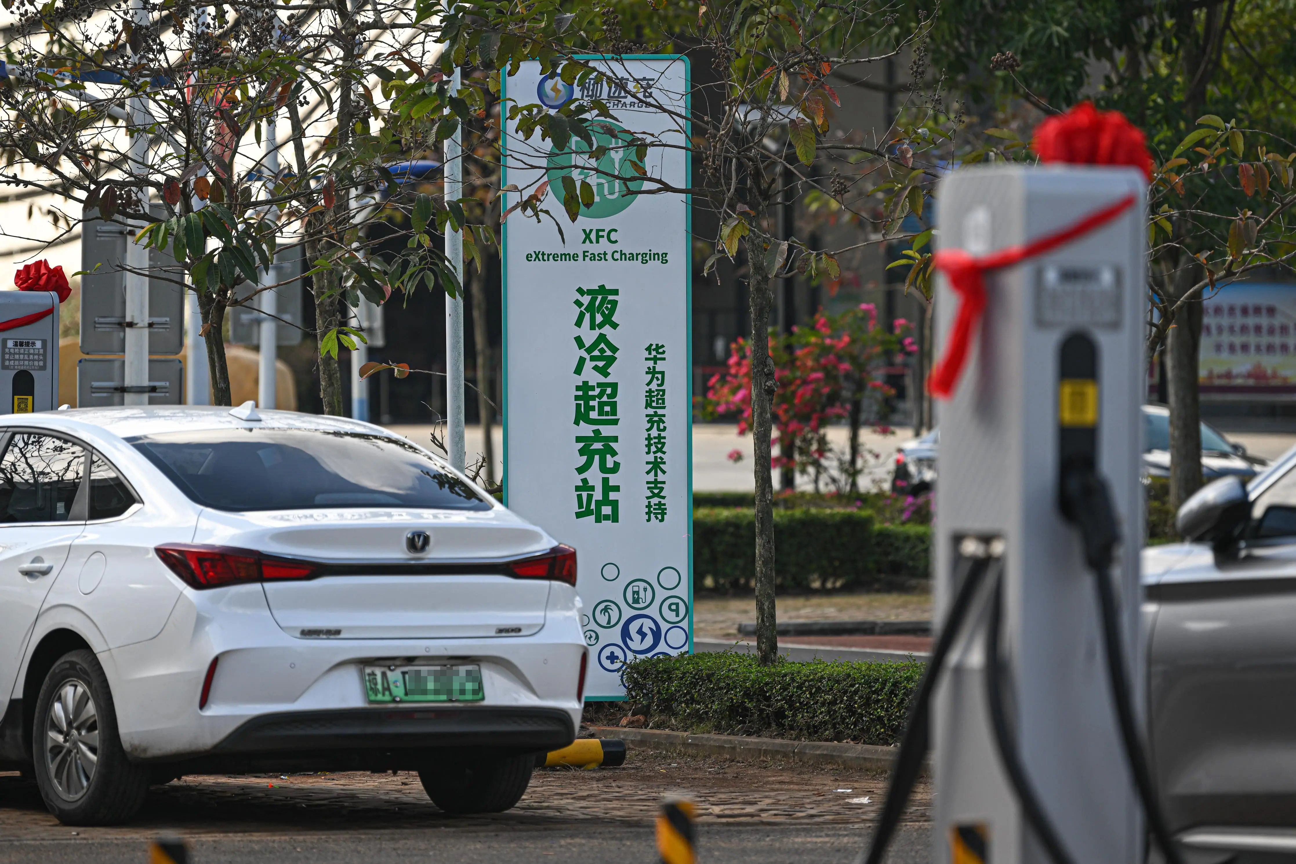 电动汽车的噩梦要来了?海南或将向电车征收养路费,充电费将大涨哔哩哔哩bilibili