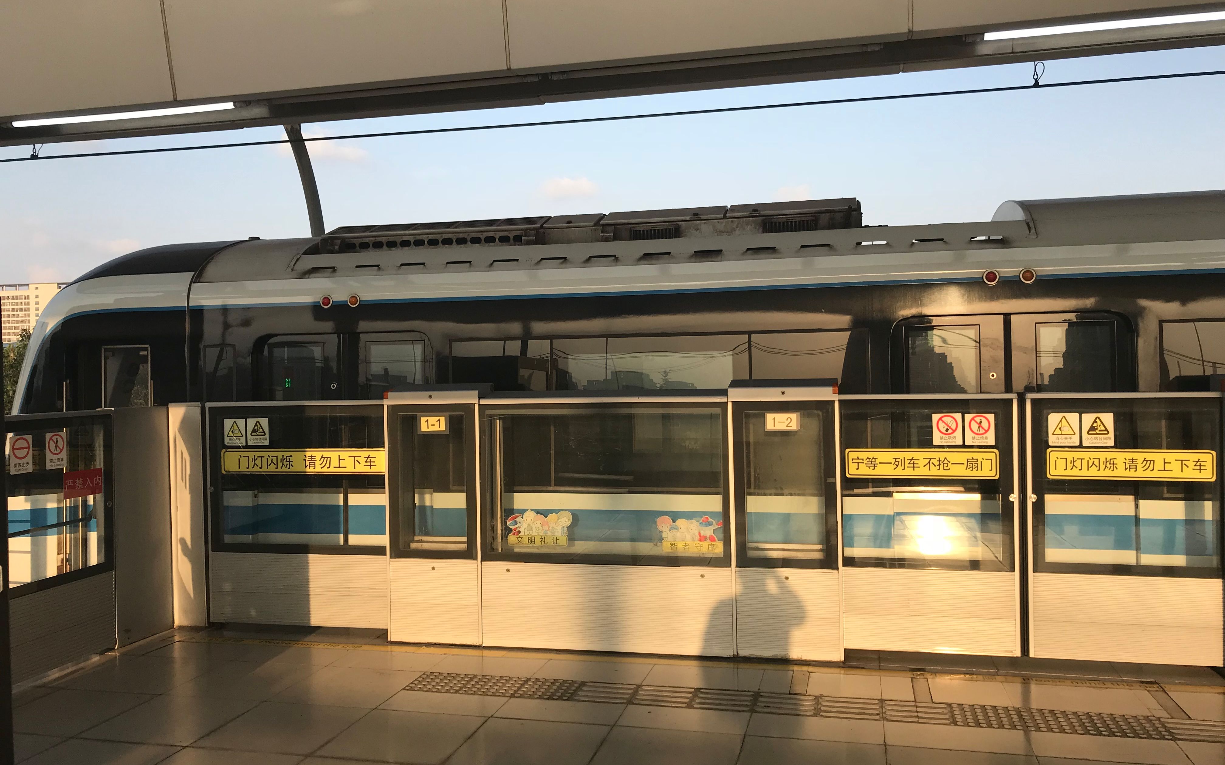 上海地铁8号线泥鳅7c列车联航路高架段进出站