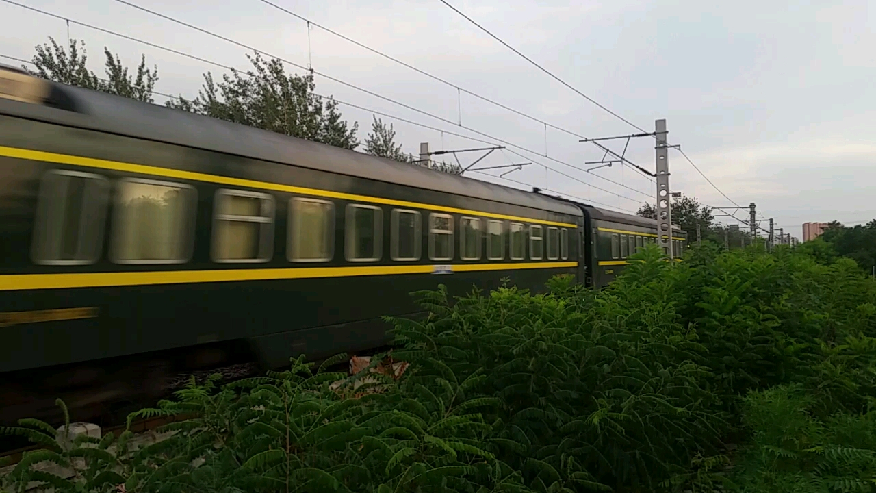 hⅩd3d牵引rw25t  z1835次直达列车 快速通过  鸣