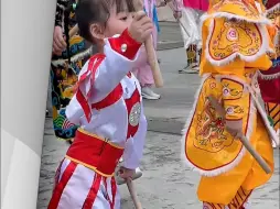 Скачать видео: 潮汕五岁庄恩琪：自信舞英歌的经常瞬间