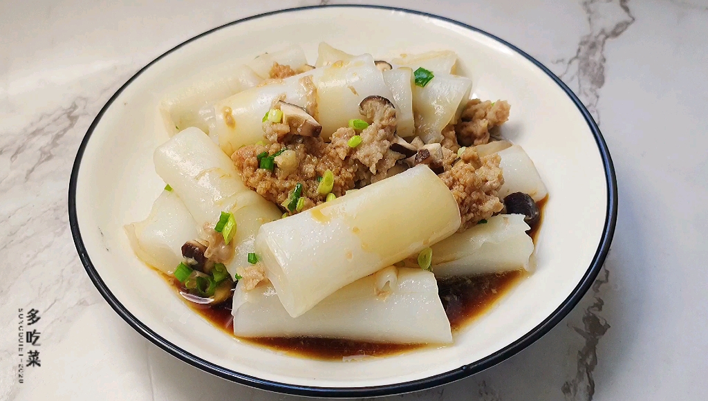 老广州最爱的早茶点心之一:肉末蒸肠粉.