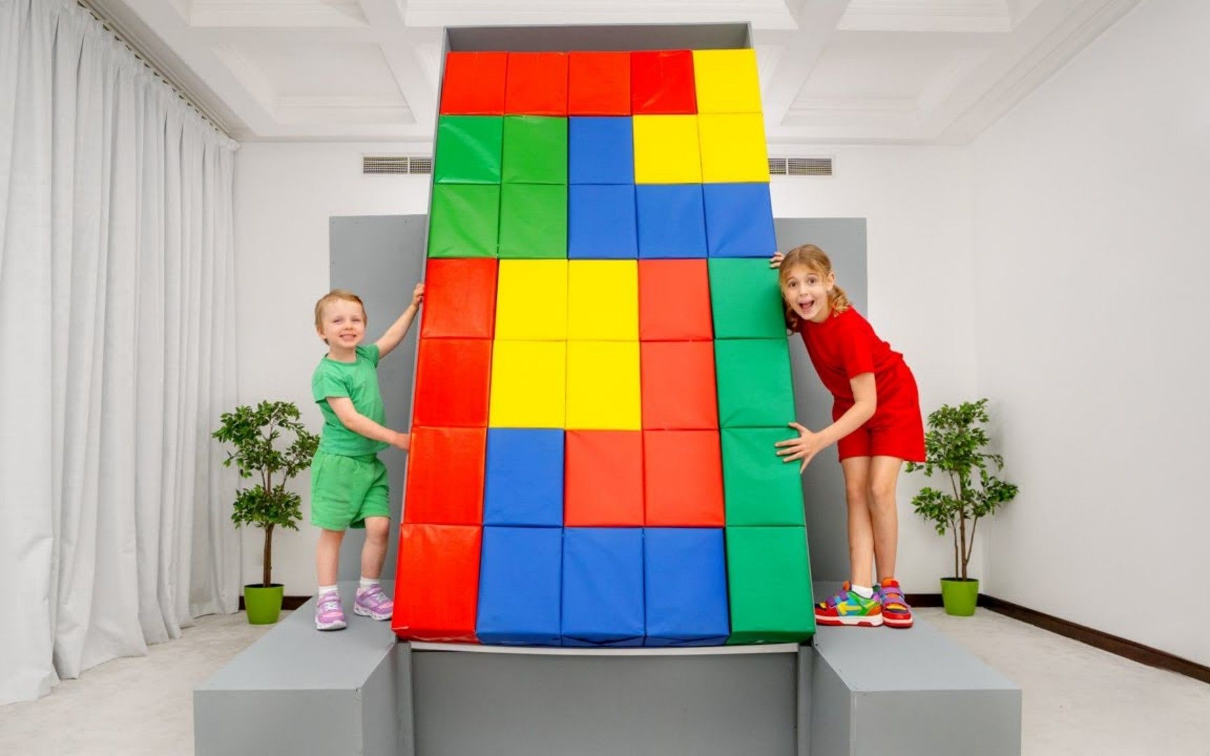 有趣萌娃:5个孩子挑战巨型俄罗斯方块拼图,谁最先拼出来呢?