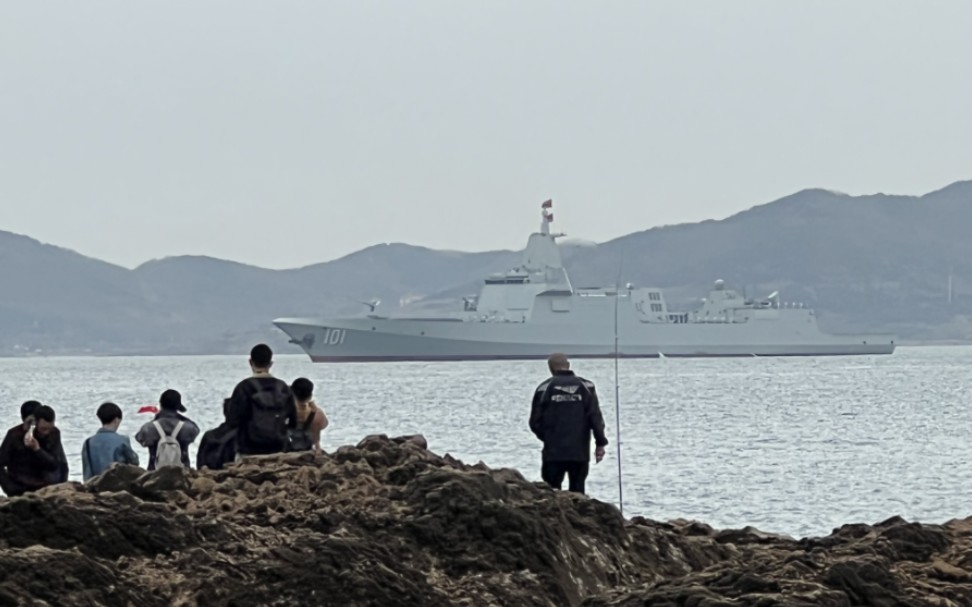 【三舰同框】青岛海军节055大驱首舰101南昌舰现身八大关外海哔哩哔哩bilibili