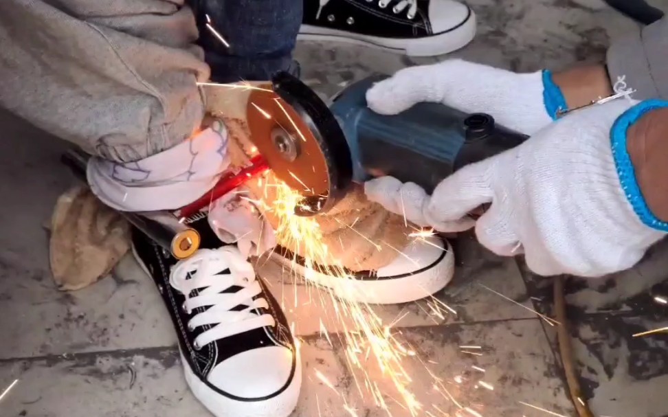 把脚锁一起喝酒钥匙扔河里后来上切割机了