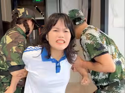 爱，不应该推开，而是拥抱，请给孩子多点关爱！