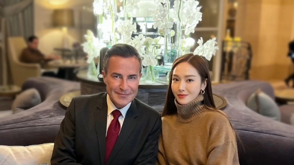 【郑秀妍jessica】时隔三年,郑秀妍与爱马仕高管&对外合作负责人在