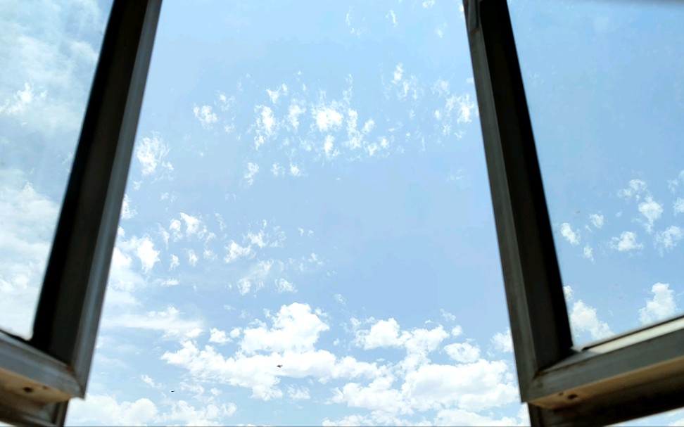 窗外的天空蓝蓝的,这是我的晴天