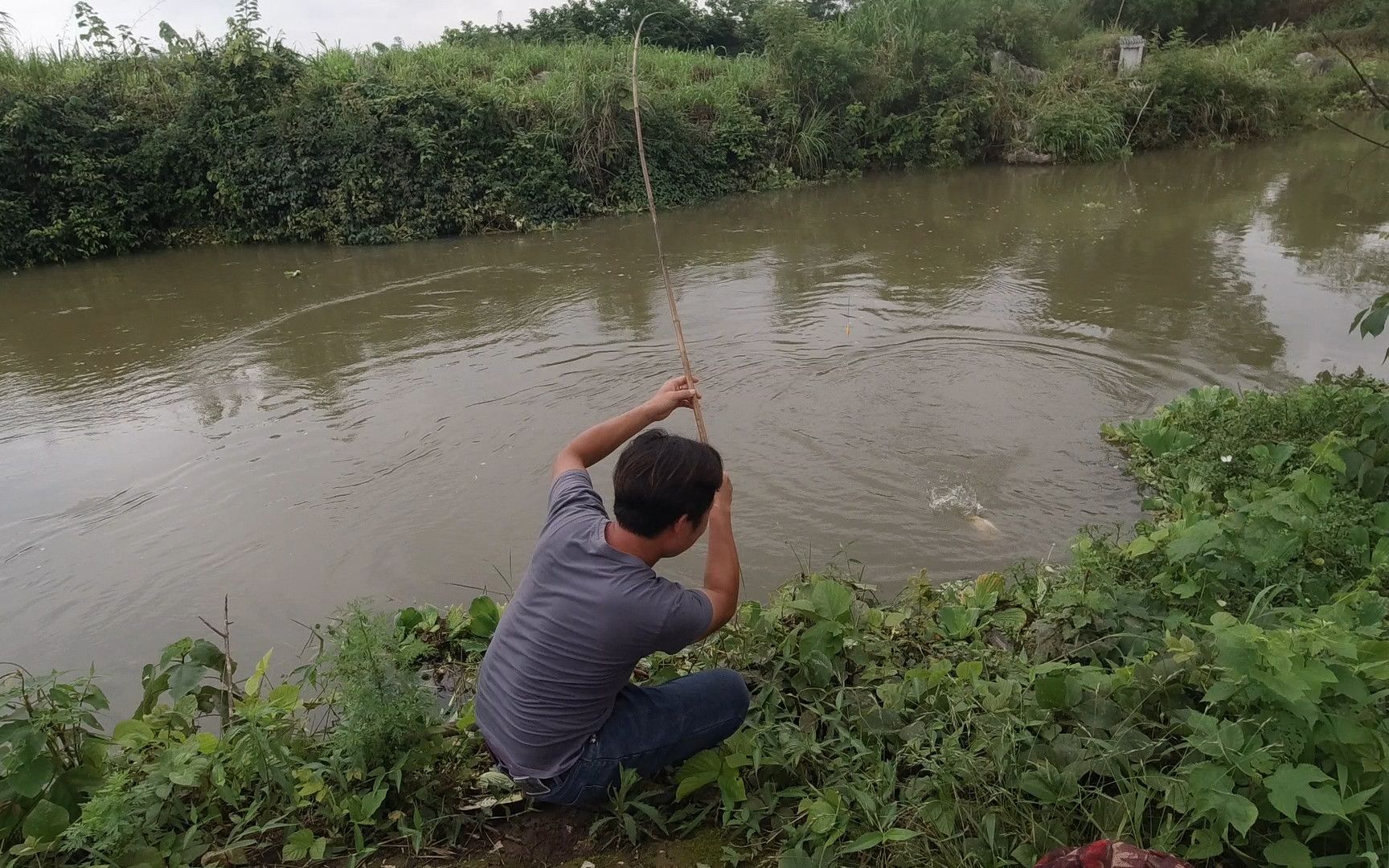 暴雨过后引发洪水小伙河边钓鱼上钩的全是大货太过瘾了