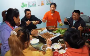 下载视频: 包立春想吃肉，约上弟兄在家一起吃烤肉，麻辣鲜香，真解馋