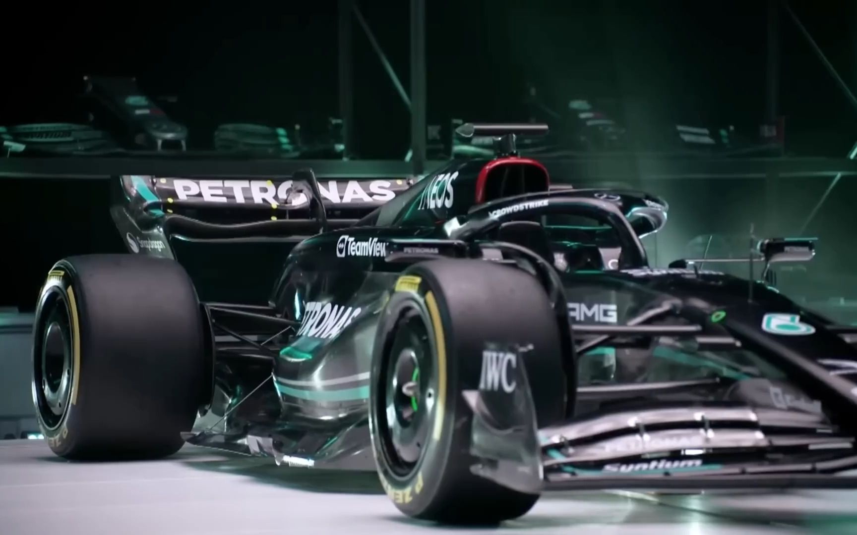 【f1】奔驰推出新的w14车型,回归黑色!