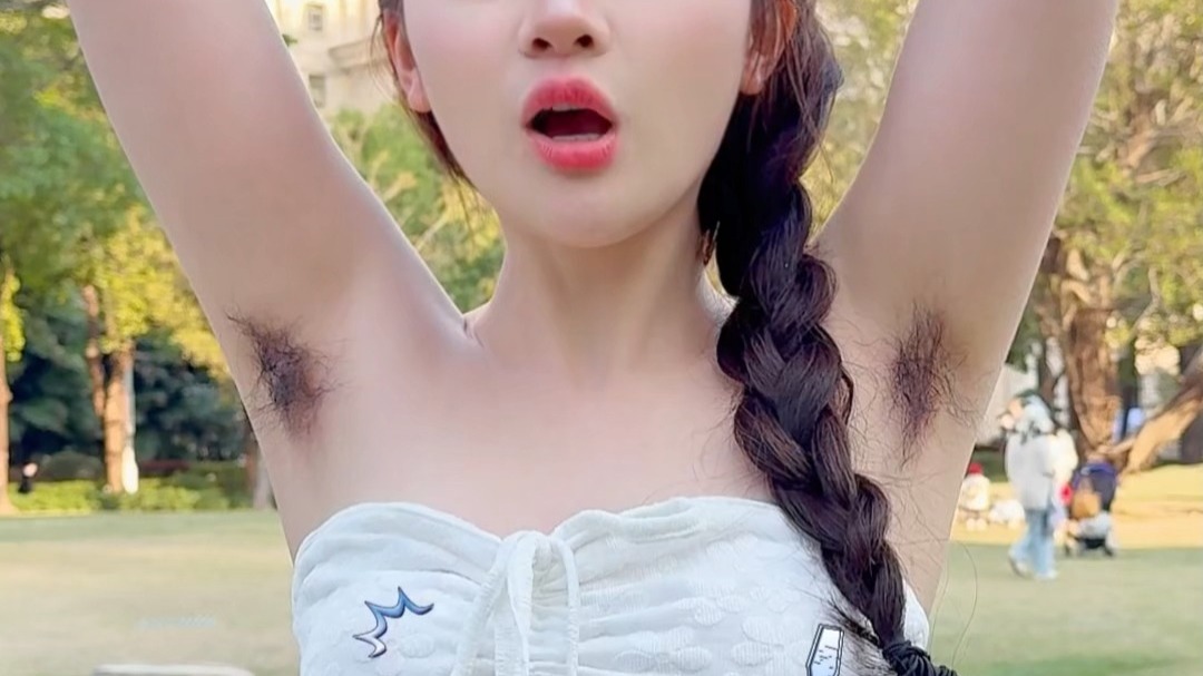 明明这么好看的女孩,可惜腋毛多