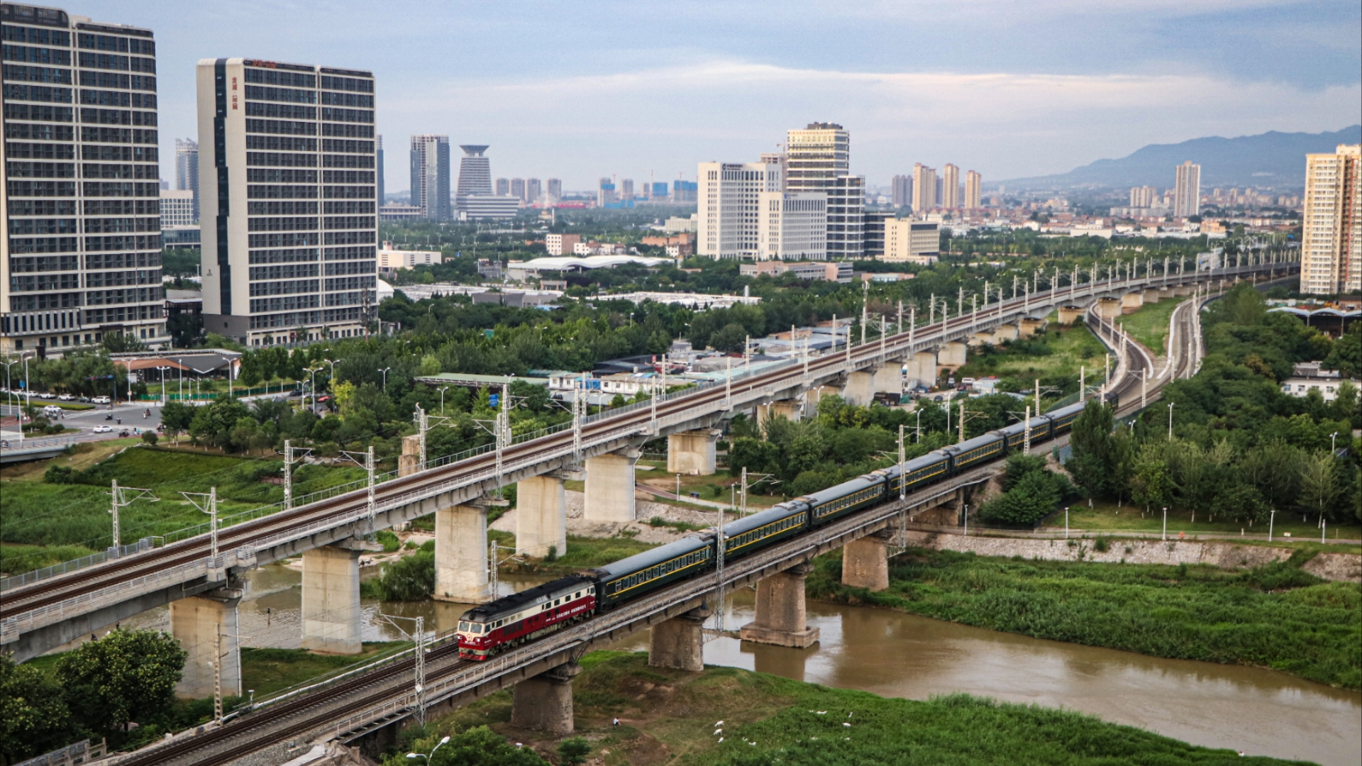 【陇海铁路】西局西段df4d-0376牵引7005次通过浐河,交汇上行前往临潼