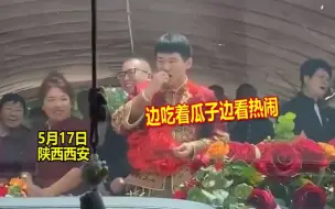 Descargar video: 新郎结婚站一旁淡定嗑瓜子，妈妈都看不下去，新娘：我的白马王子