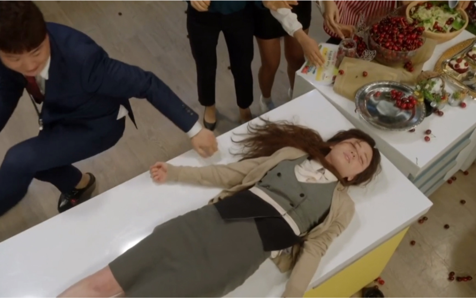 女子乱吃东西险丧命,男同事一顿操作救活了她,幸好反应快